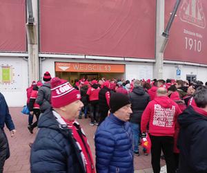 Legia vs. Widzew. Na stadionie w Łodzi zbierają się kibice