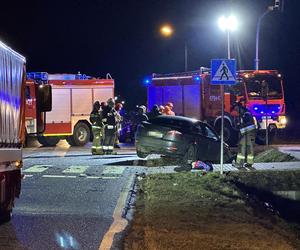 Nastolatek wymusił pierwszeństwo. Z auta wyleciał fotelik dla dziecka. Trzy osoby ranne, w tym 5-letni maluszek