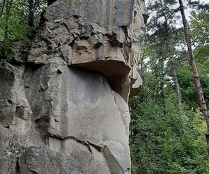 Ten głaz niósł sam diabeł. Poznaj historię Kamienia Leskiego