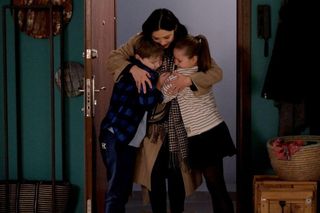 M jak miłość odc. 1865. Iza (Adriana Kalska), Szymek (Staś Szczypiński), Maja (Laura Jankowska)