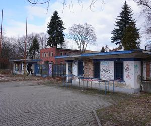 Zaniedbane wejście na teren dawnego stadionu Gwardii