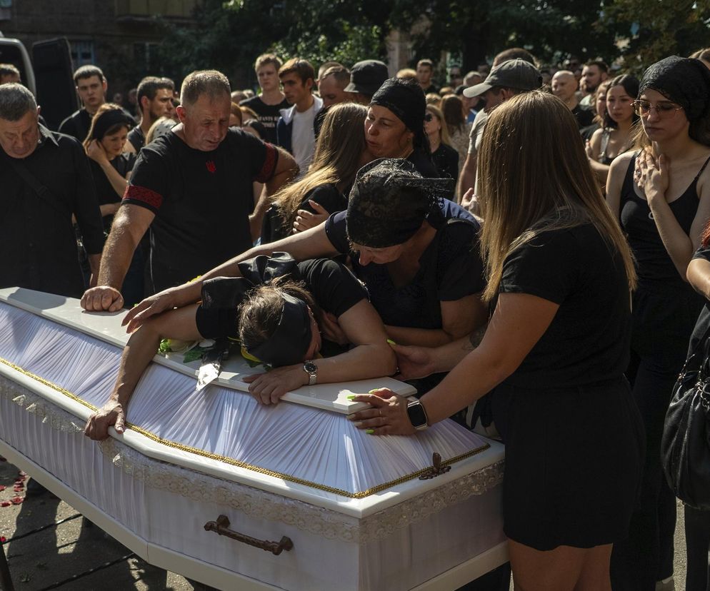 Rakiety Putina zabiły 2-latkę w ramionach mamy! Zdjęcia z pogrzebu ściskają za serce