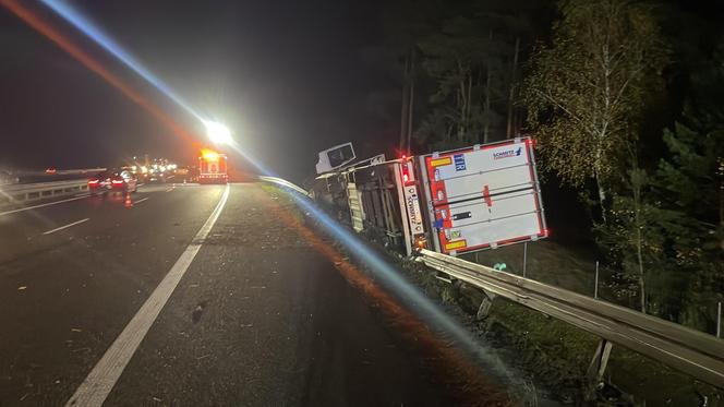 Paraliż na trasie S8. Ciężarówka huknęła w Volkswagena stojącego na poboczu 