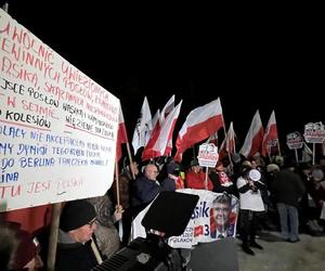 Manifestacja pod więzieniem, w którym przebywa Maciej Wąsik