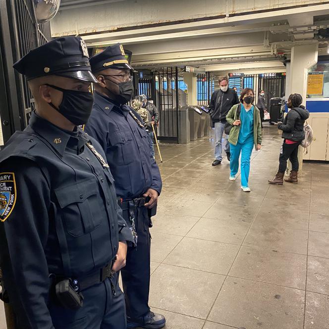 Policjanci wychodzą zza biurek