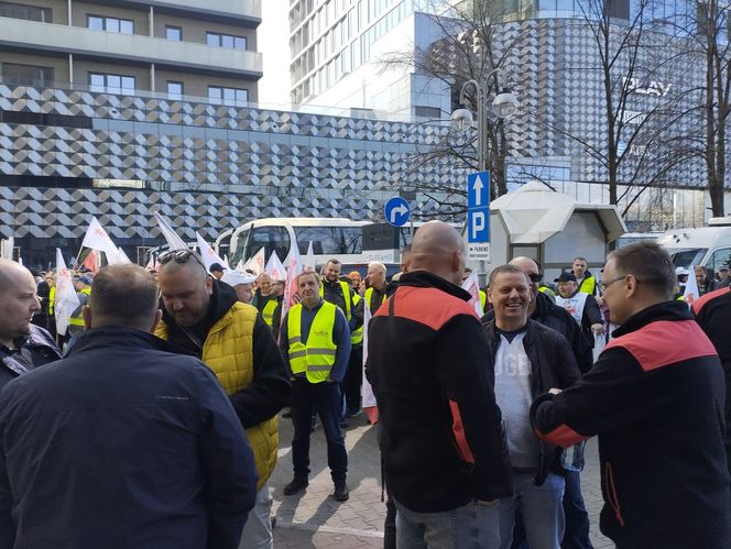 Protest hutników pod Węglokoksem w Katowicach. "Co innego nam mówią, a co innego robią"