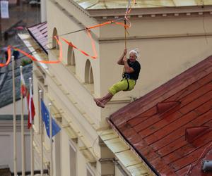   Urban Highline Festival 2023 w Lublinie. Slacklinerzy robią cuda na linach!