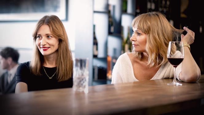 Usta Usta 4 sezon, odcinek 2 - streszczenie, opis: Syn Adama przeprowadza się do Agnieszki i ląduje w łóżku z Zuzą 