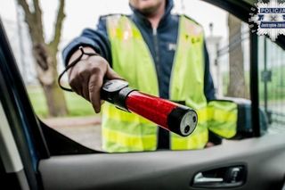Szalony rajd pijanych kierowców w Jastrzębiu. Jeden uciekał po zderzeniu z latarnią