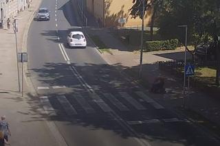 Przerażający wypadek w Sulechowie! Niepełnosprawny mężczyzna wyleciał z wózka po potrąceniu na przejściu [ZDJĘCIA] 