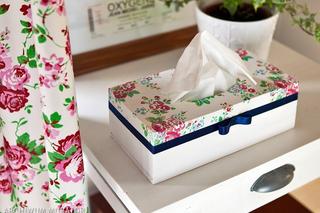 Ozdobne pudełko na chusteczki. Jak zrobić chustecznik decoupage z motywem kwiatowym?