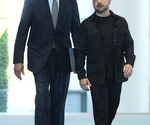 Tak Zełenski prezentuje się na salonach. Wszystkie stroje prezydenta Ukrainy