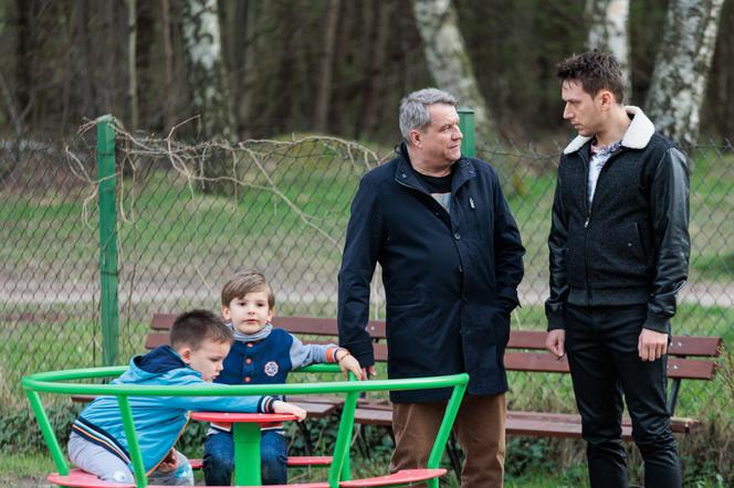 Na Wspólnej odc. 3490. Marek Zimiński (Grzegorz Gzyl), Błażej (Jakub Świderski), Mareczek, Szymek