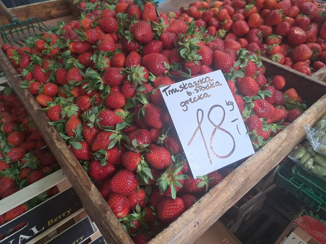 Ceny truskawek na Starym Kleparzu w Krakowie