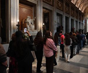 Wierni odwiedzają grób papieża Franciszka