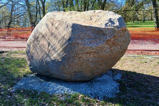 Wielki głaz w Parku Kasprowicza