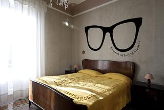 Ściana za łóżkiem – inspiracje: Naklejka na ścianę w sypialni