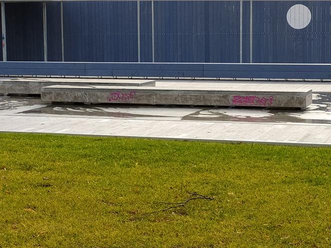 Jeszcze nie otwarty, a już pomazany. Skatepark w centrum Warszawy "przyozdobiony" graffiti