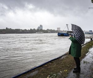 Najpierw powódź, a teraz to! Władze robią opryski z helikopterow