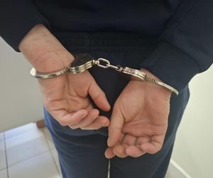 Kobieta była przerażona. Nagi i pobudzony 18-latek szalał w centrum miasta