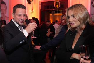 Trzaskowski wśród gwiazd. Prezydent błyszczał na premierze w Teatrze 6.Piętro