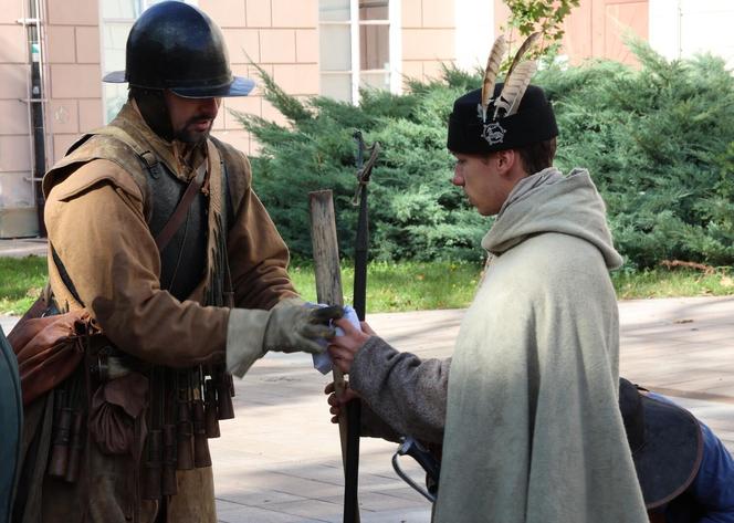 Salwy armatnie w centrum Lublina. Tak wyglądała inscenizacja historyczna na pl. Litewskim