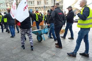 Górnicy protestowali w Warszawie pod siedzibą PGE. Wystawiono świńskie łby