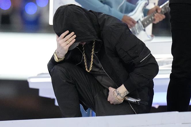 Eminem w trakcie koncertu w przerwie Super Bowl
