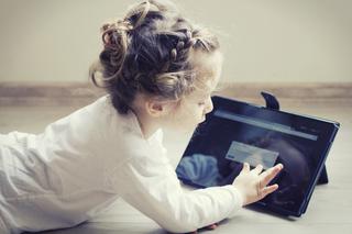 Rodzicu, czy wiesz co Twoje dziecko robi w sieci? Minister cyfryzacji pokazał alarmujące dane
