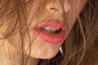 Tired girl make-up na jesień. Jak wykonać niedbały makijaż w najlepszym stylu?