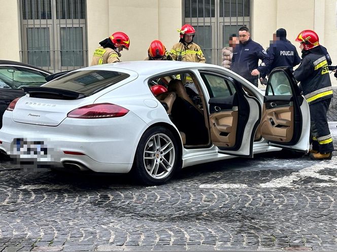 Porsche Panamera w ogniu! Pożar luksusowego auta w centrum Warszawy