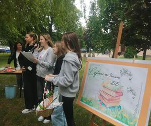Czytanie na trawie w siedleckim Ekonomiku