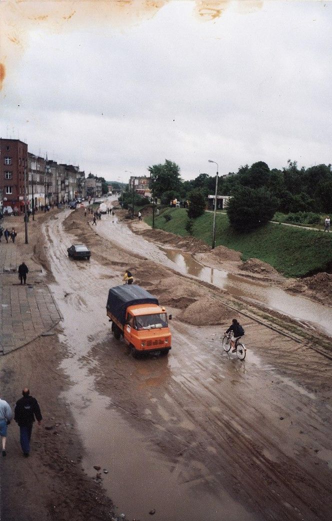 Powódź w Gdańsku w 2001 roku. Koszmarny widok. Zalane były ulice i domy 