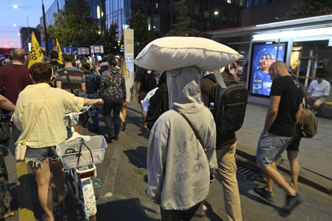 Przeszli przez Warszawę w piżamach i kapciach. Krzyczeli "Chcemy spać!"