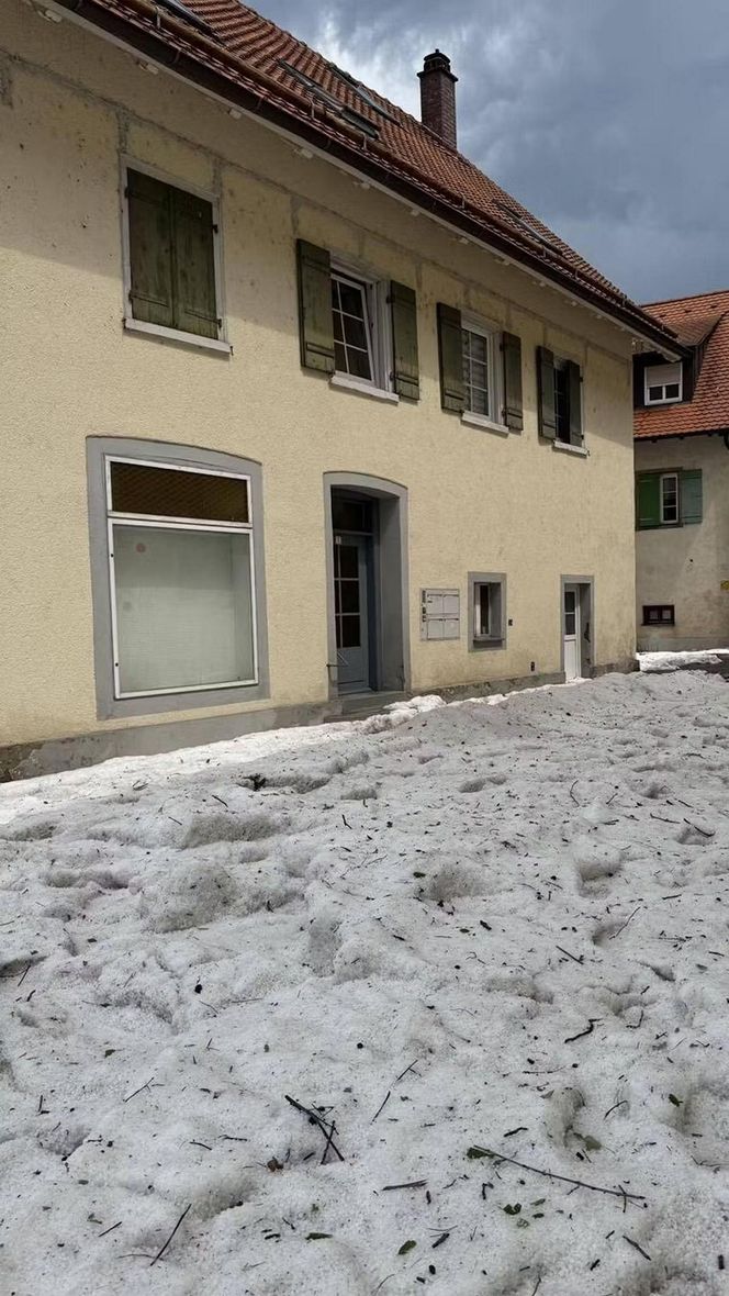 Szokująca anomalia w Niemczech! Grad zasypał miasto, ulice białe