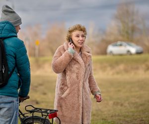 Beata napadnięta! Przystawią jej nóż do gardła.