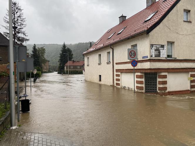 Bardo zatopione. Ulice toną, nie ma prądu, są problemy z siecią