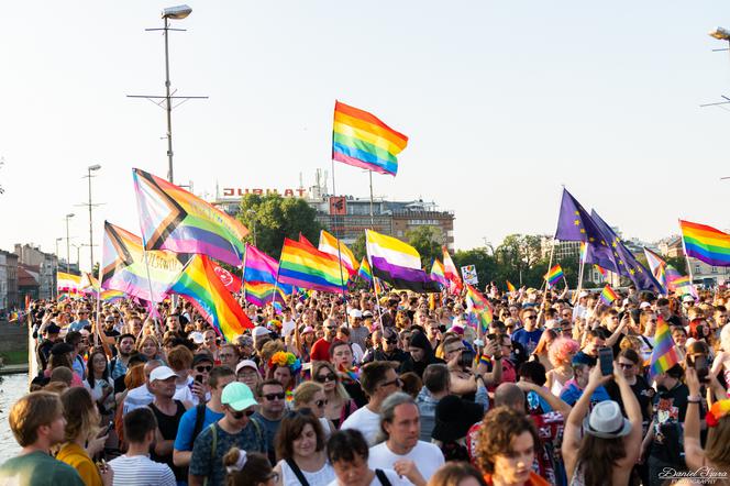 Marsz Równości w Krakowie - tłumy na wydarzeniu pod hasłem "Zaczerpnąć tchu".