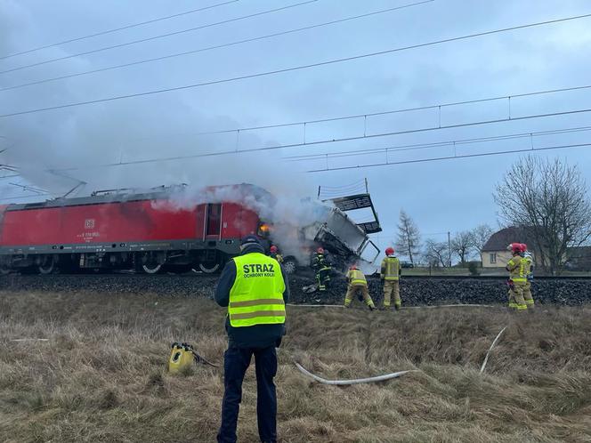 Zderzenie lawety z pociągiem koło Gniezna! Pojazdy stanęły w płomieniach 