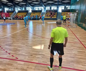 Na co dzień ratują, a dziś grają. Strażacka rywalizacja na parkiecie w Lesznie