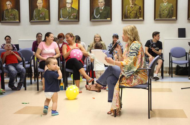 Żołnierze i gwiazdy odwiedzili małych pacjentów