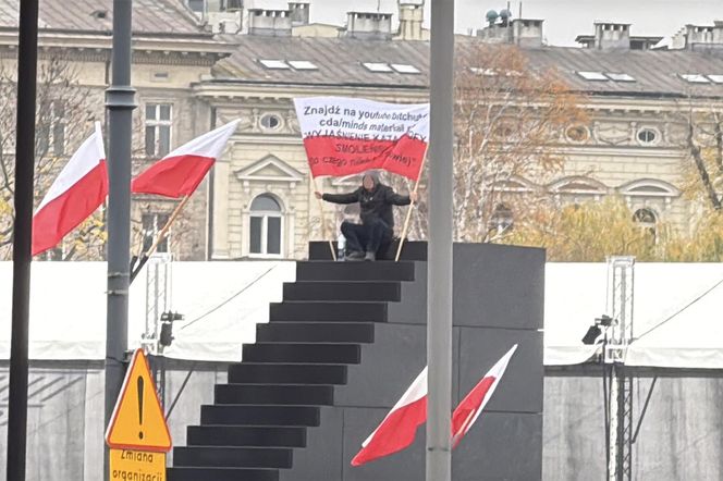 Incydent na placu Piłsudskiego w Warszawie. Mężczyzna wszedł na pomnik Ofiar Tragedii Smoleńskiej. „Zostanie w szpitalu”