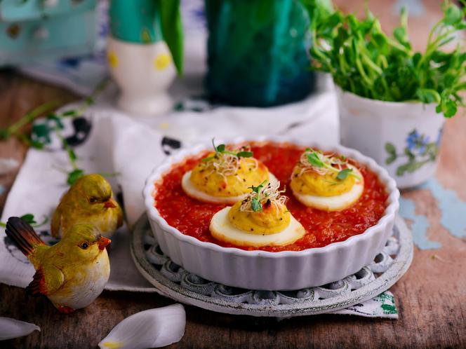 Jaja zapiekane z serem i sosem pomidorowym - przepyszne danie za niewielkie pieniądze