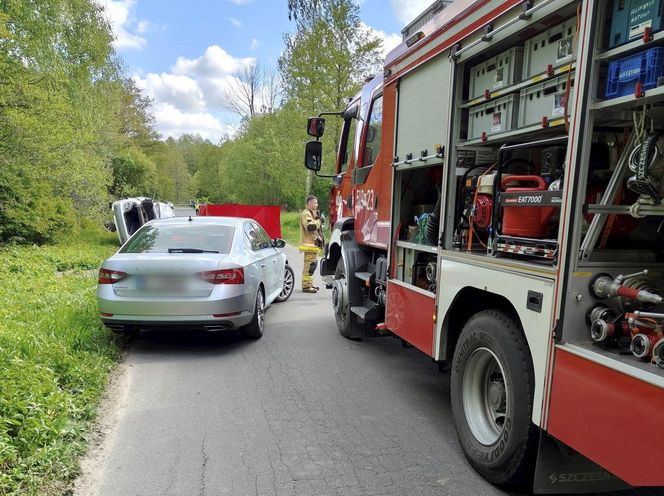 Osobowe BMW dachowało pod Mińskiem Mazowieckim. Kierowca był pijany, pasażer zginął na miejscu