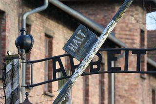 Kontrowersyjna aukcja pamiątek z obozów. Ocaleni oburzeni