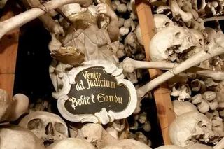 Kaplica Czaszek w Czermnej na Dolnym Śląsku. Mały budynek kryje przerażający sekret 