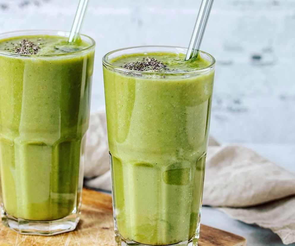 smoothie ze szpinakiem i owocami