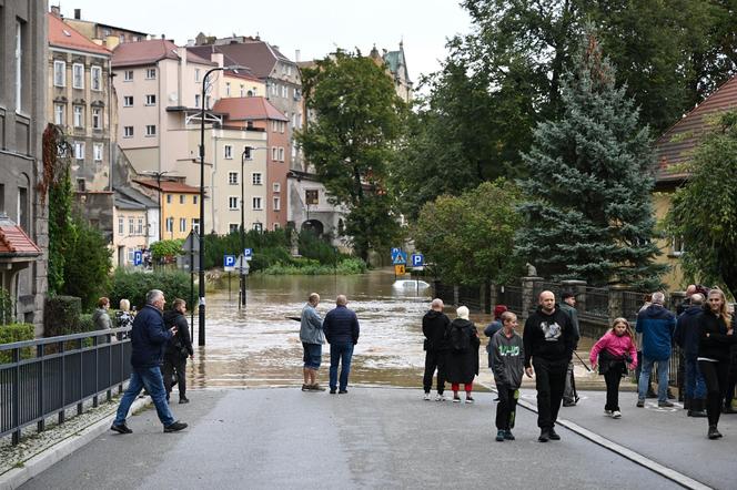 Dynamiczna sytuacja powodziowa. Rzeka Nysa Kłodzka zalała Kłodzko, 15 bm