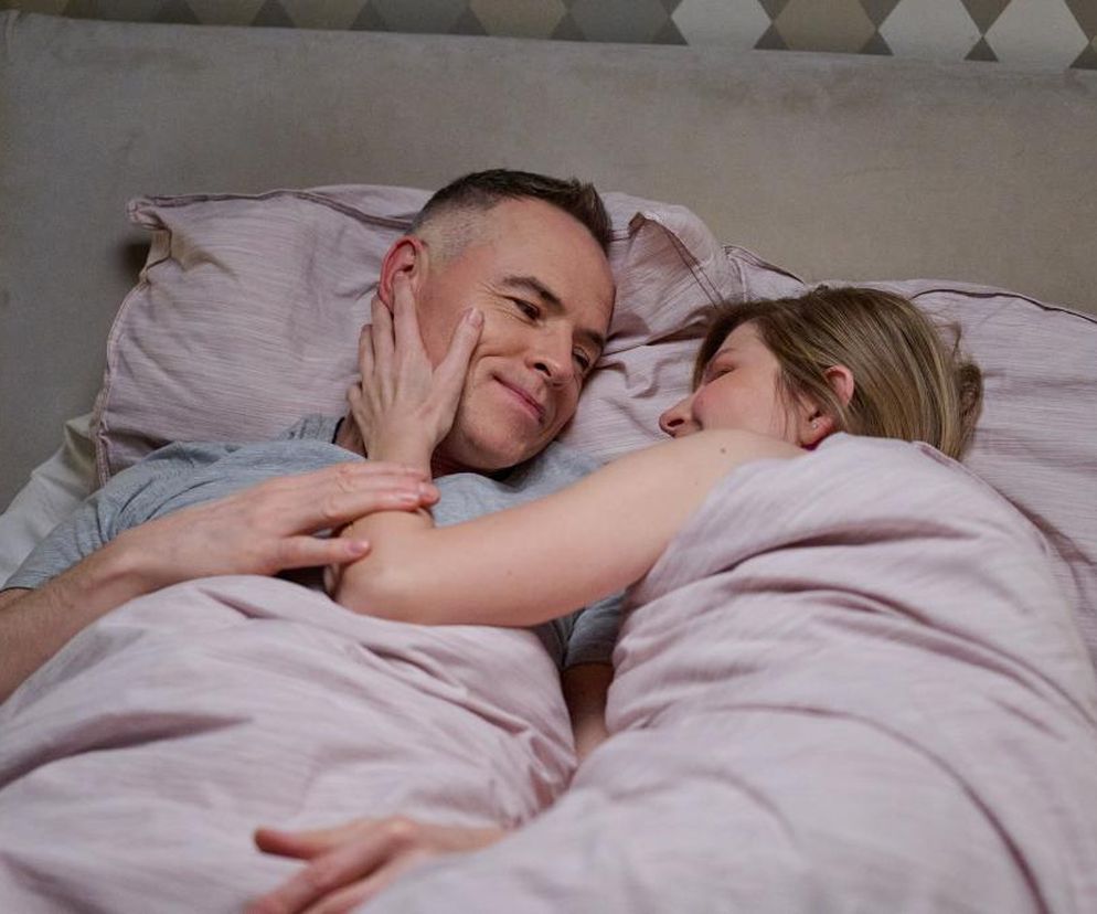 Na Wspólnej, odcinek 3824: Martyna i Damian wylądują w łóżku! Tak przypieczętują wspólne zamieszkanie - ZDJĘCIA 