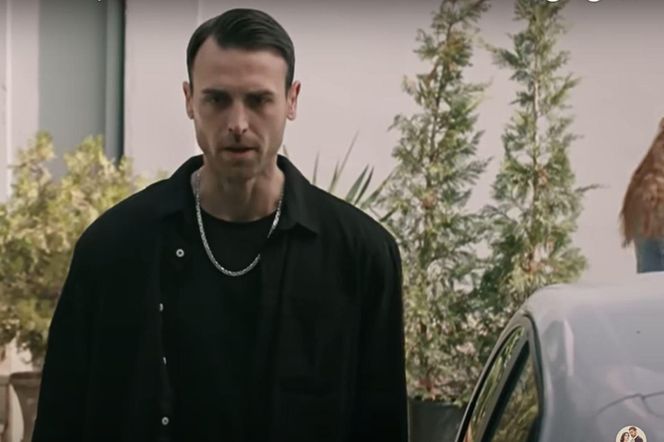 Alper zdenerwowany wychodzi z komisariatu 